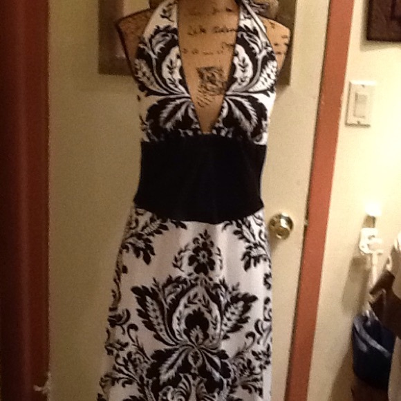 Black and White Gown Never Worn - Picture 1 of 4